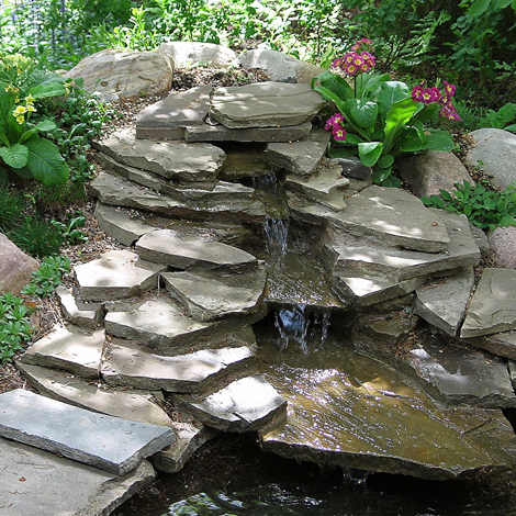 Пример созданного каскада для водоёма из натурального камня.